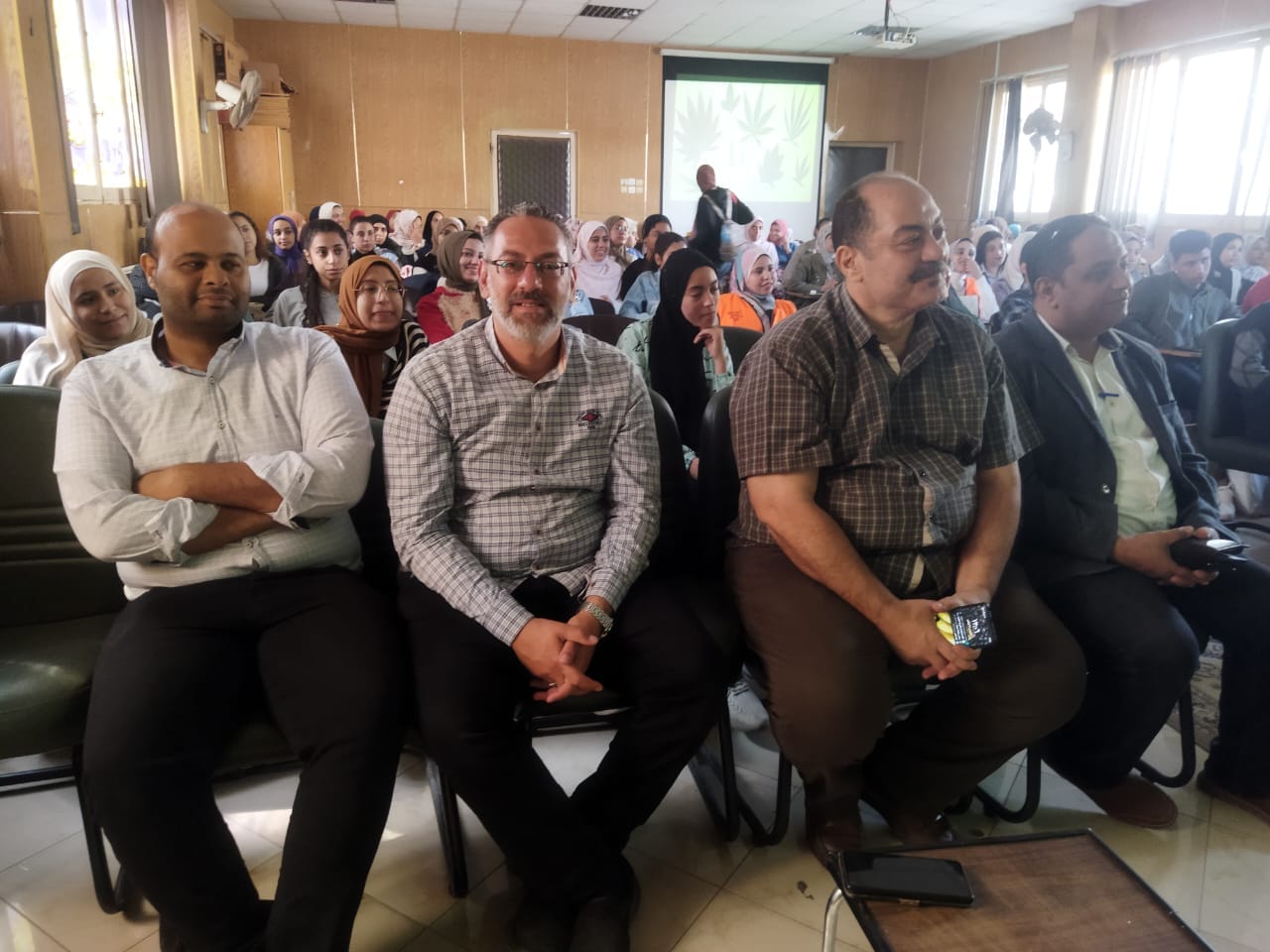 جانب من ضيوف الندوة