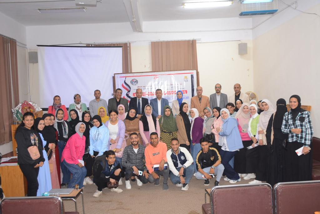 جانب من ضيوف الندوة