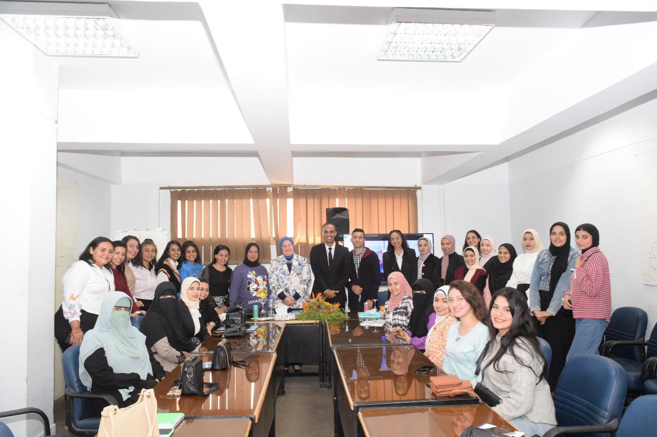 جانب من ضيوف الندوة