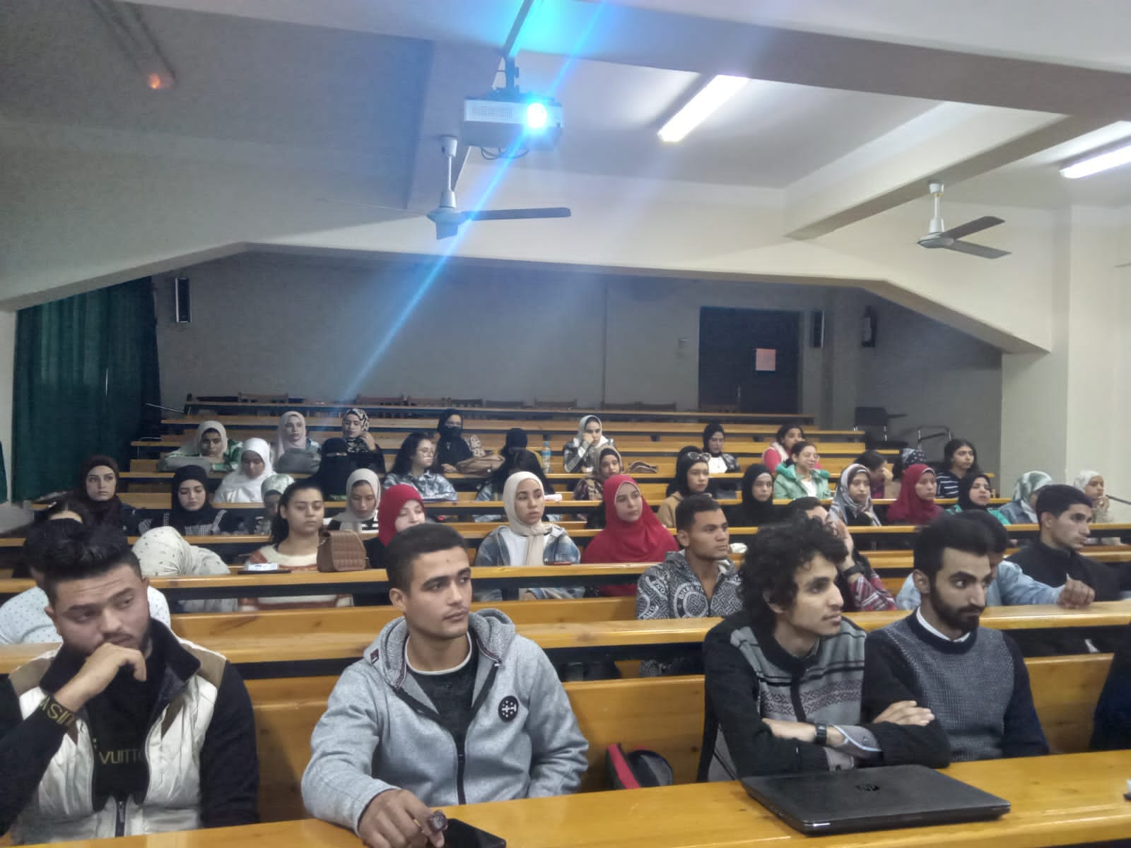 جانب من ضيوف الندوة