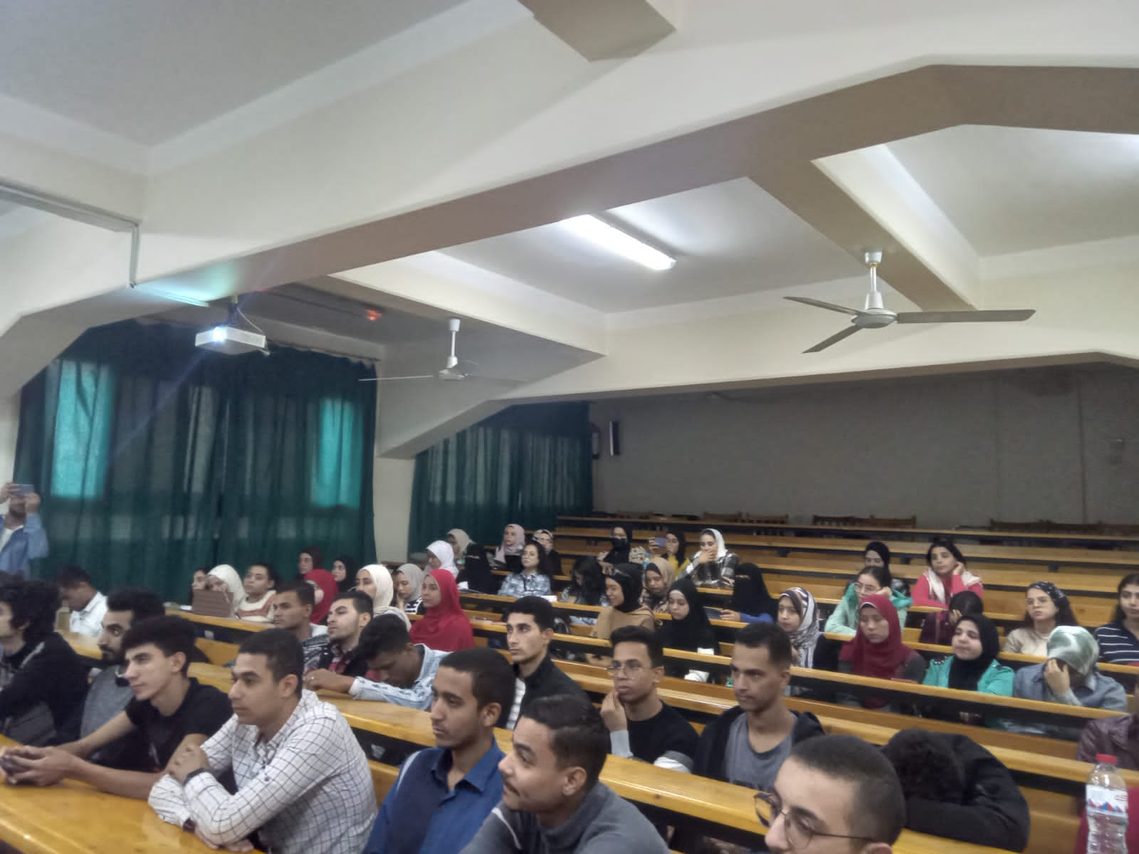 جانب من ضيوف الندوة