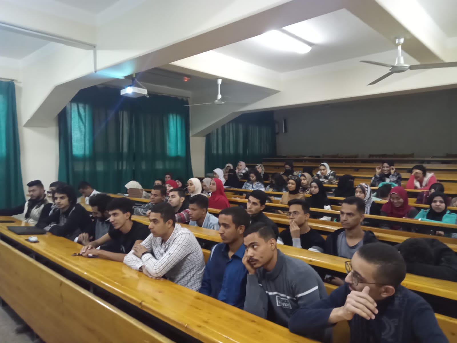 جانب من ضيوف الندوة