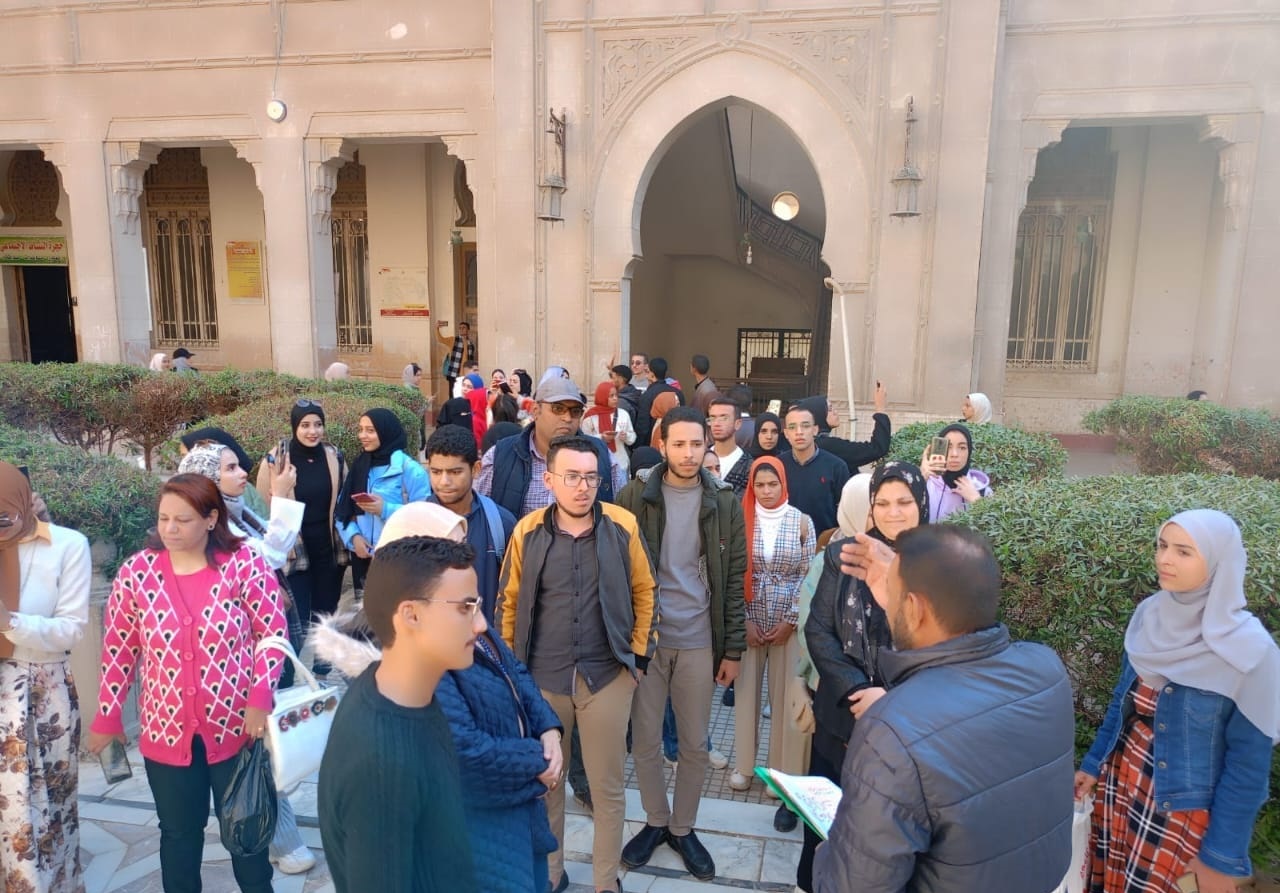 طلاب وطالبات تربية نوعية بأسيوط أثناء تشجيع السياحة