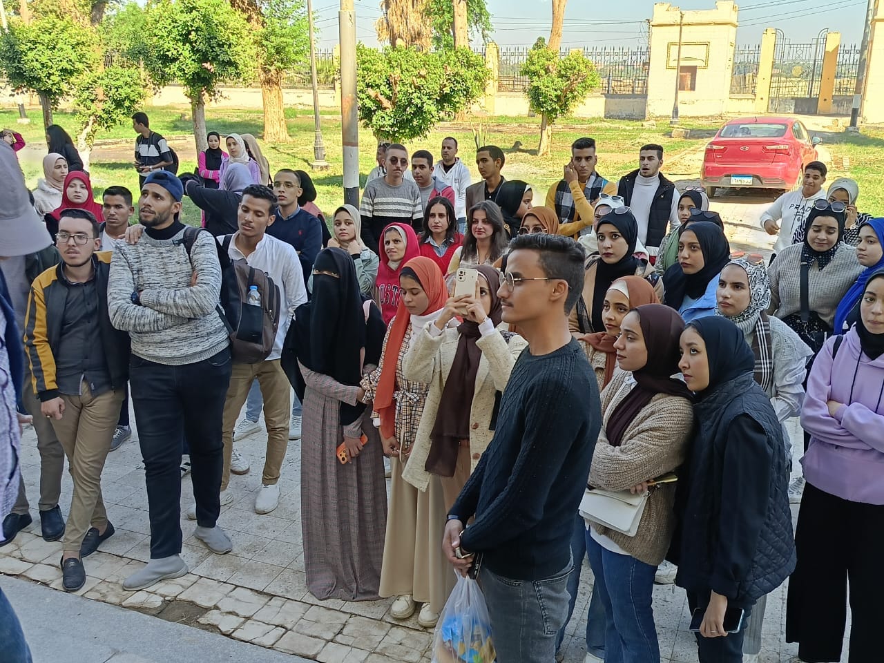 طلاب وطالبات تربية نوعية بأسيوط أثناء تشجيع السياحة