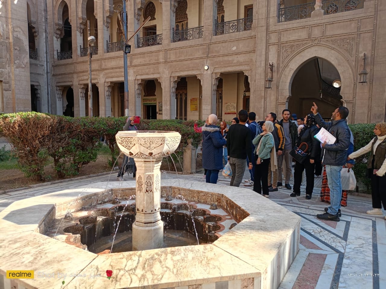 طلاب وطالبات تربية نوعية بأسيوط أثناء تشجيع السياحة