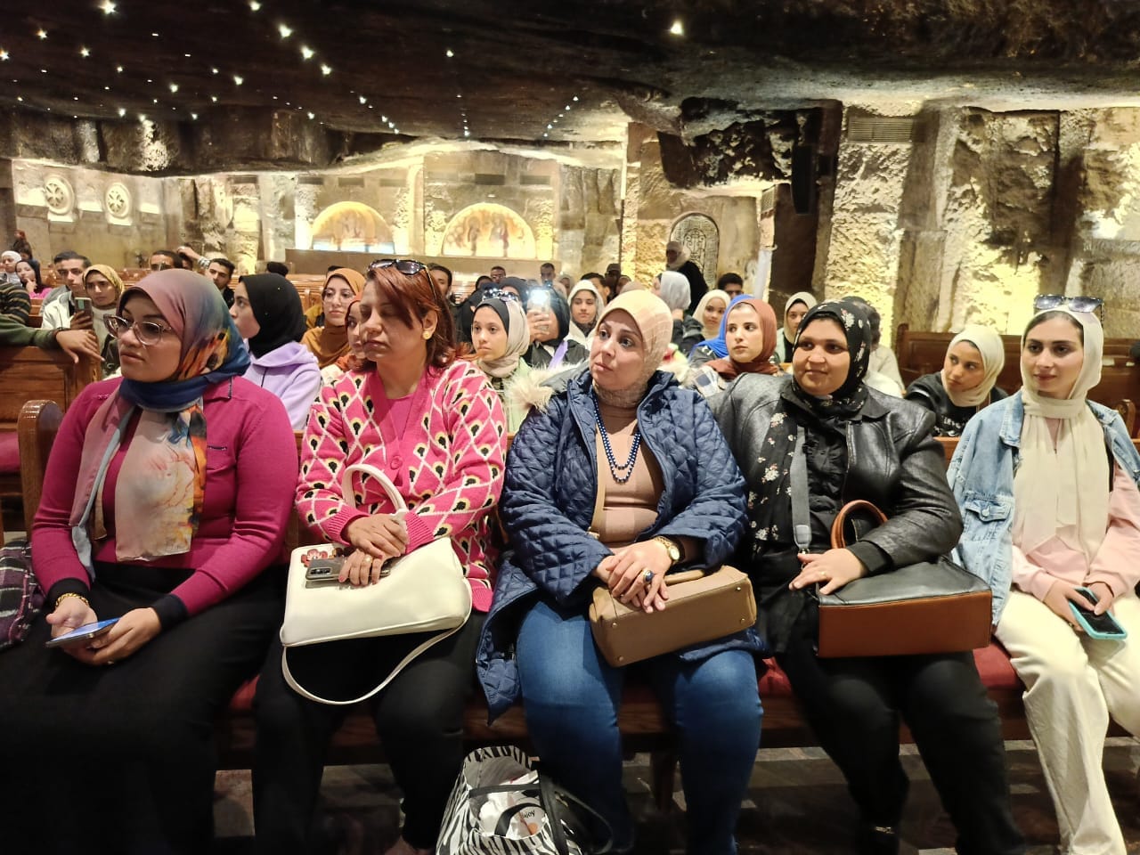 طلاب وطالبات تربية نوعية بأسيوط أثناء تشجيع السياحة