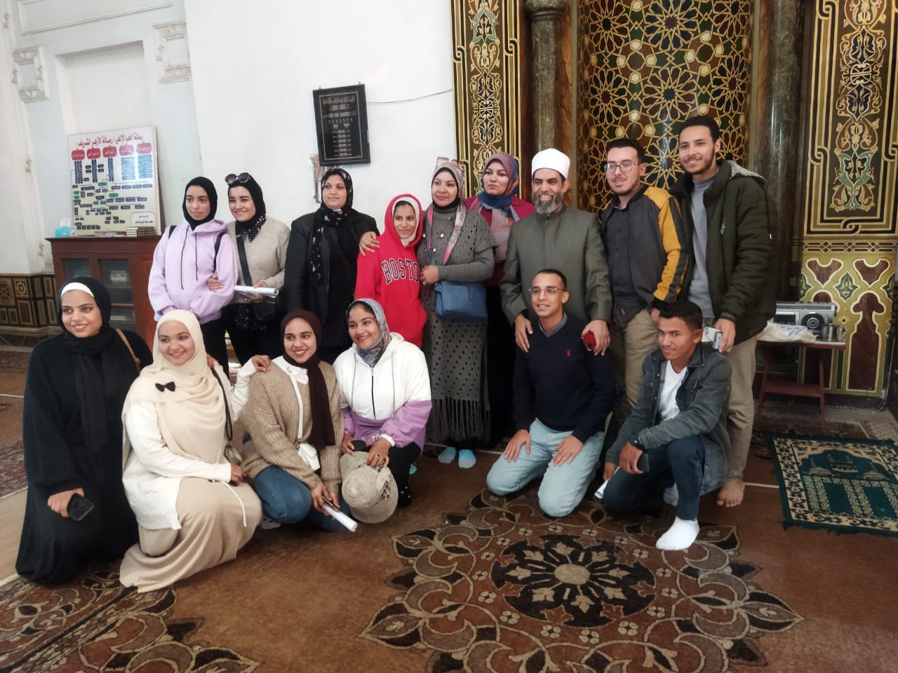 طلاب وطالبات تربية نوعية بأسيوط أثناء تشجيع السياحة