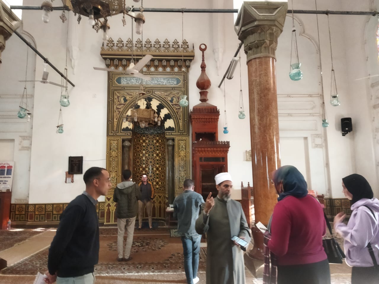 طلاب وطالبات تربية نوعية بأسيوط أثناء تشجيع السياحة