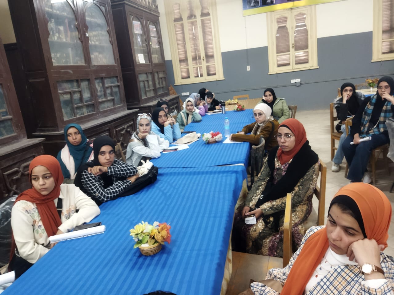 طلاب وطالبات تربية نوعية بأسيوط أثناء تشجيع السياحة