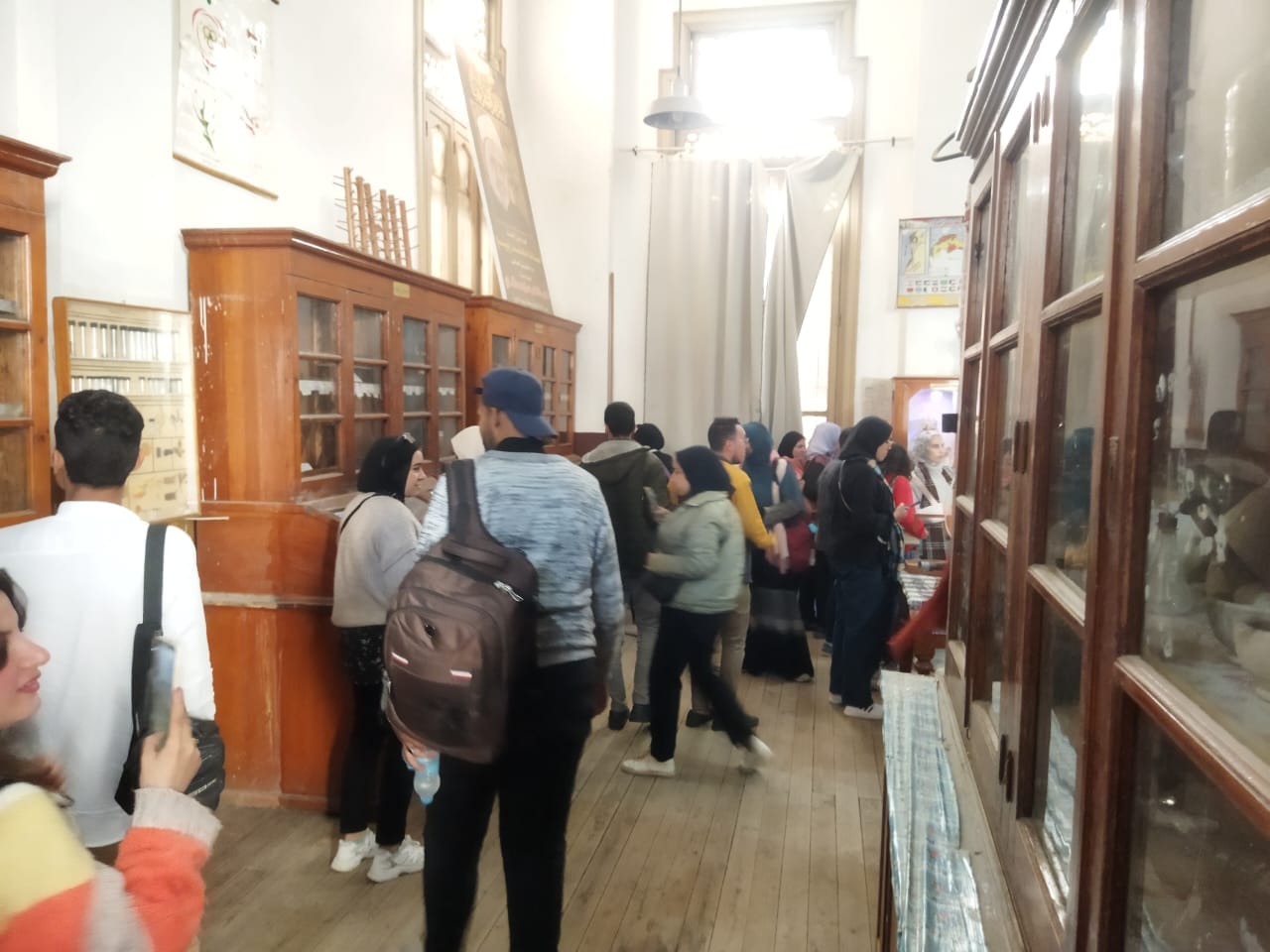 طلاب وطالبات تربية نوعية بأسيوط أثناء تشجيع السياحة