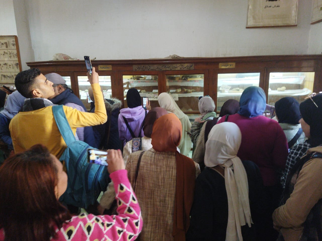 طلاب وطالبات تربية نوعية بأسيوط أثناء تشجيع السياحة