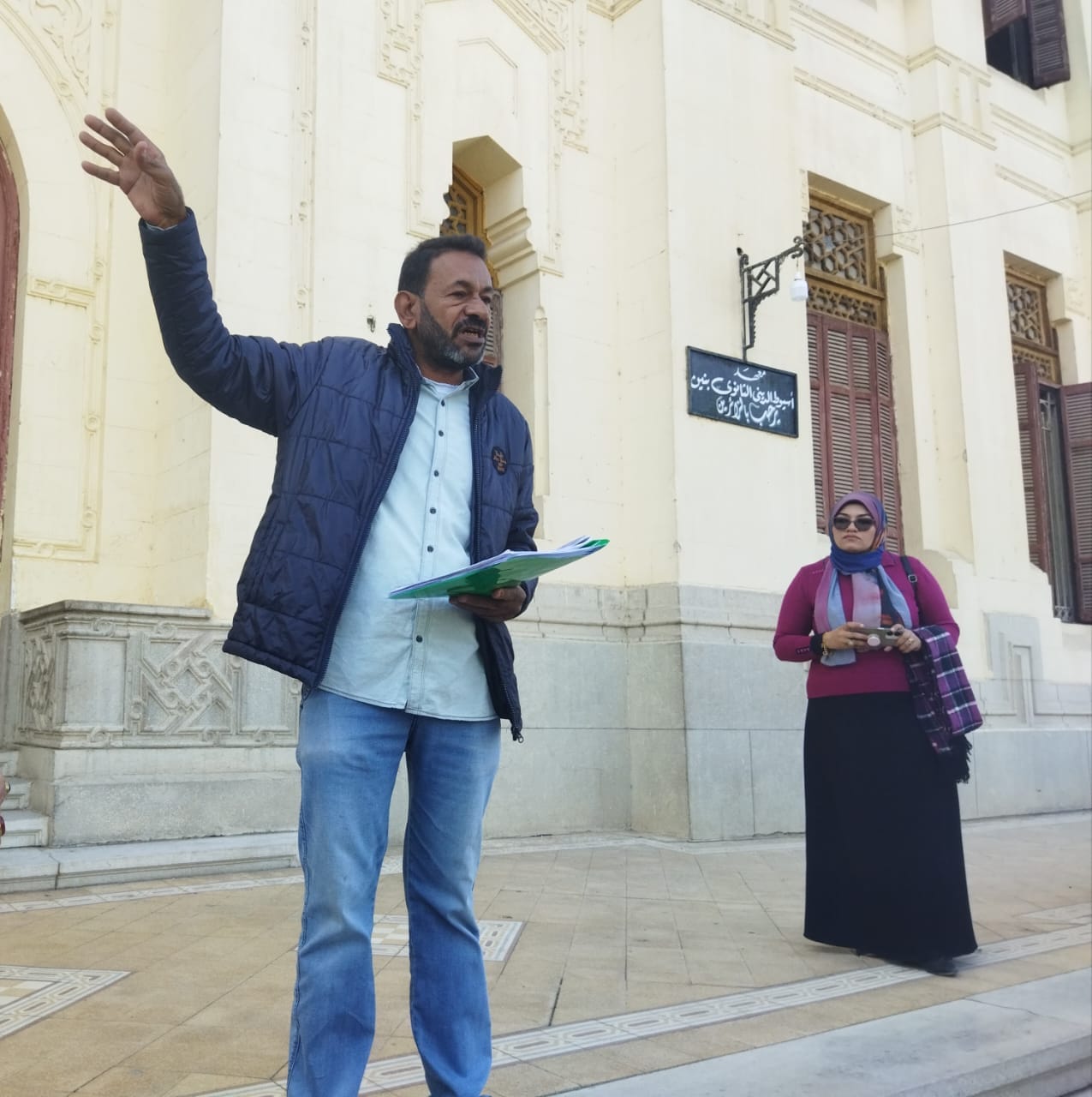 طلاب وطالبات تربية نوعية بأسيوط أثناء تشجيع السياحة