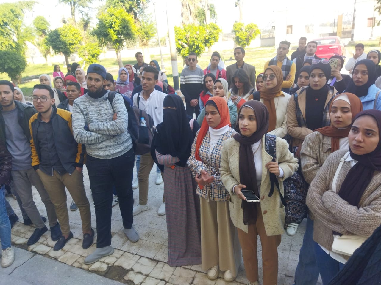 طلاب وطالبات تربية نوعية بأسيوط أثناء تشجيع السياحة
