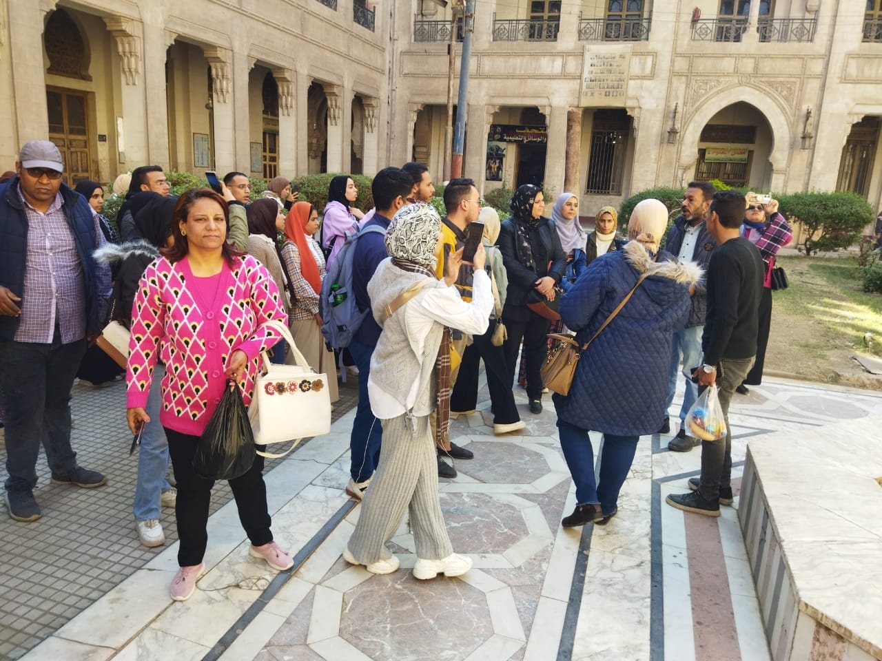 طلاب وطالبات تربية نوعية بأسيوط أثناء تشجيع السياحة