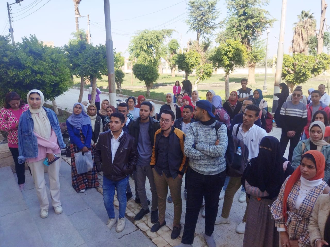 طلاب وطالبات تربية نوعية بأسيوط أثناء تشجيع السياحة