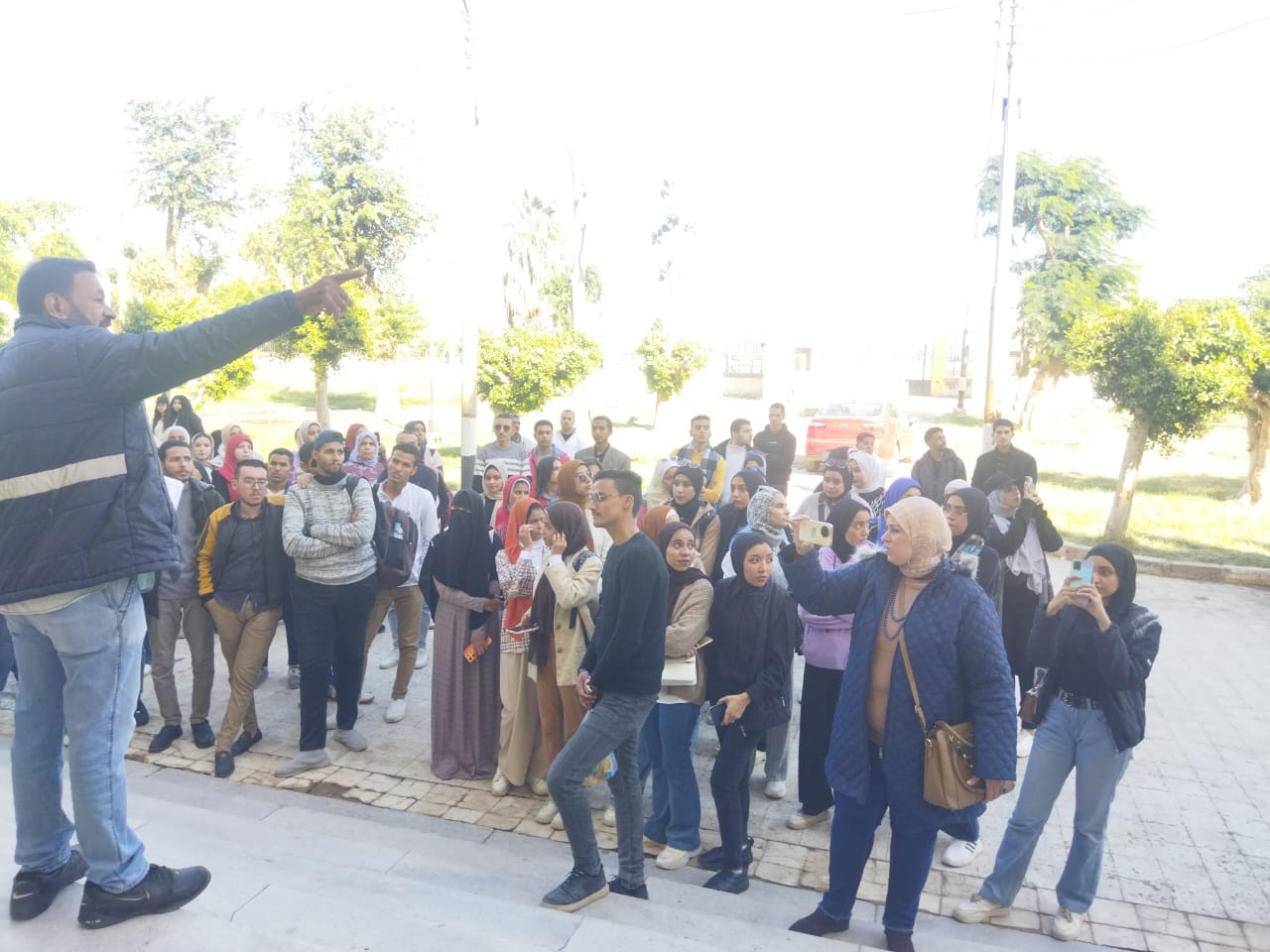 طلاب وطالبات تربية نوعية بأسيوط أثناء تشجيع السياحة