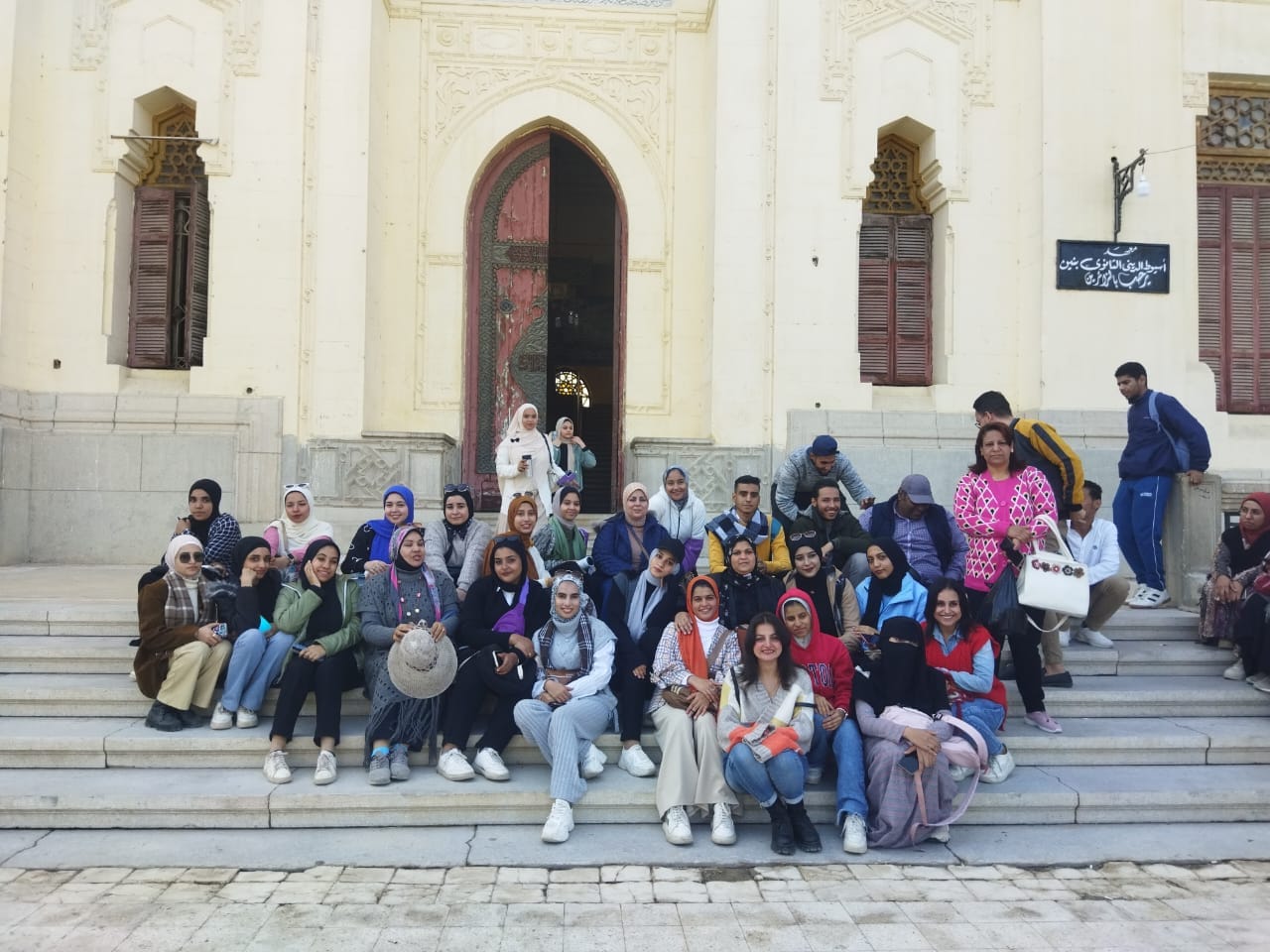 طلاب وطالبات تربية نوعية بأسيوط أثناء تشجيع السياحة