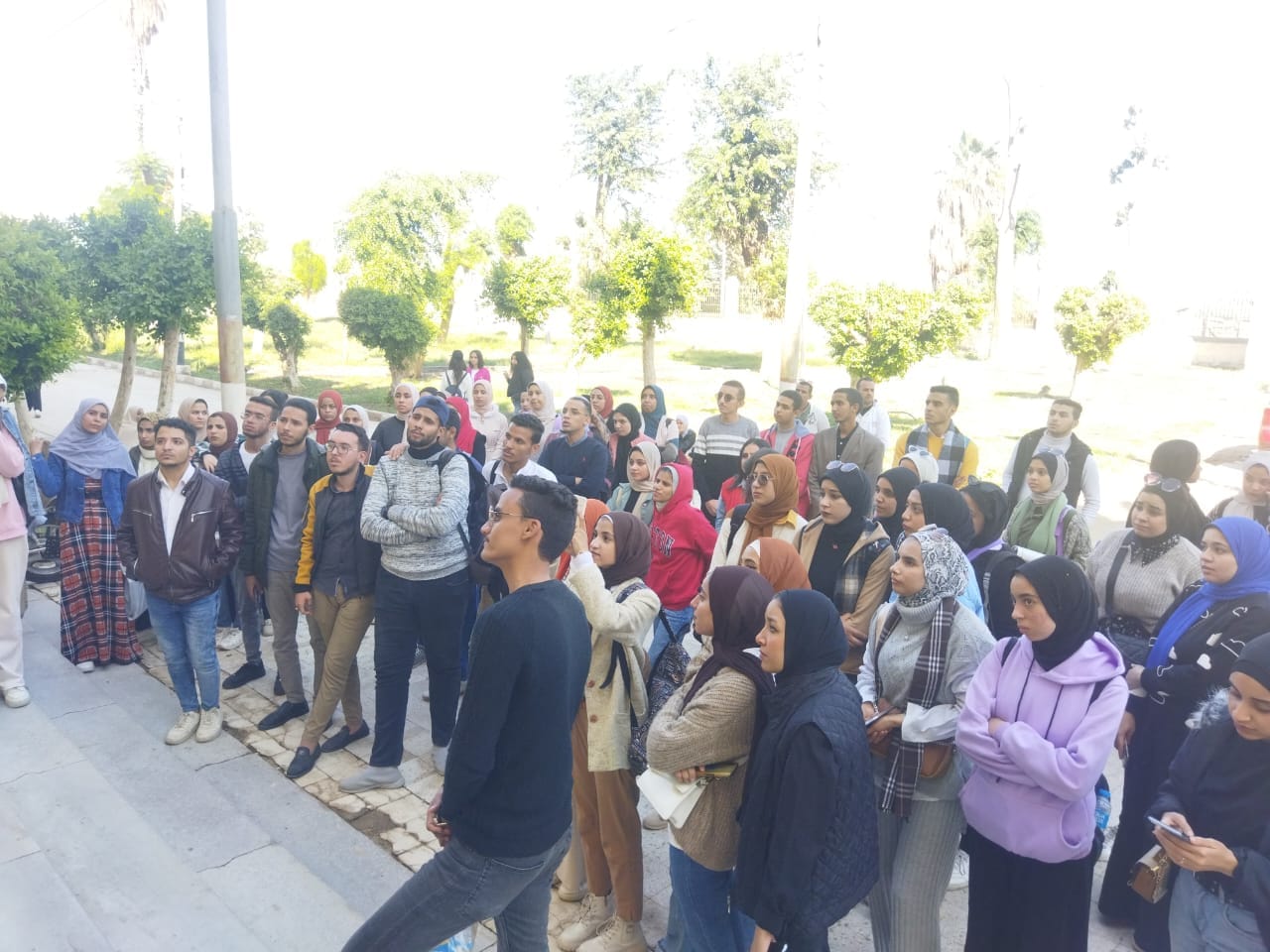 طلاب وطالبات تربية نوعية بأسيوط أثناء تشجيع السياحة