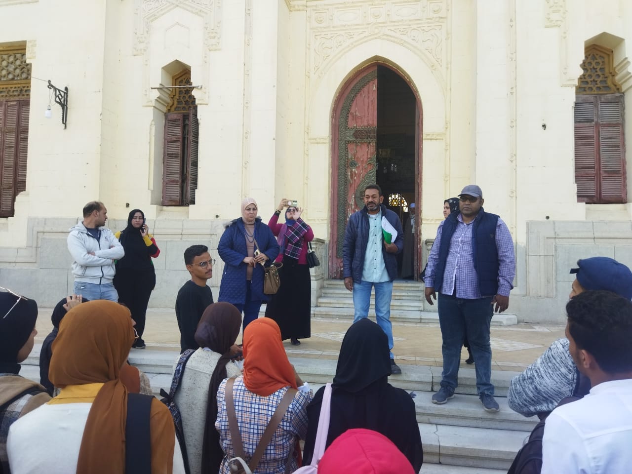 طلاب وطالبات تربية نوعية بأسيوط أثناء تشجيع السياحة