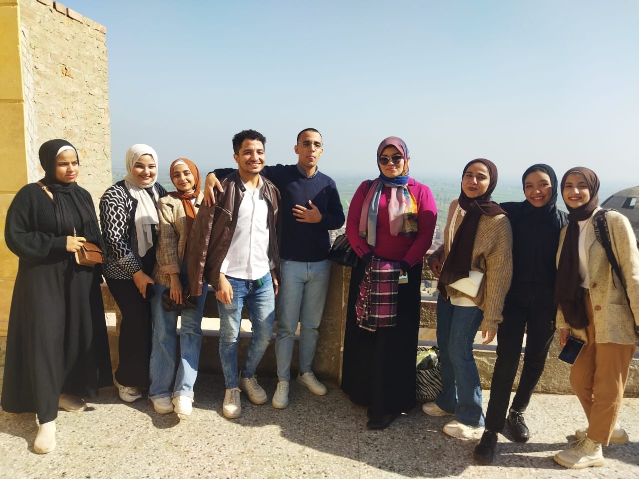 طلاب وطالبات تربية نوعية بأسيوط أثناء تشجيع السياحة