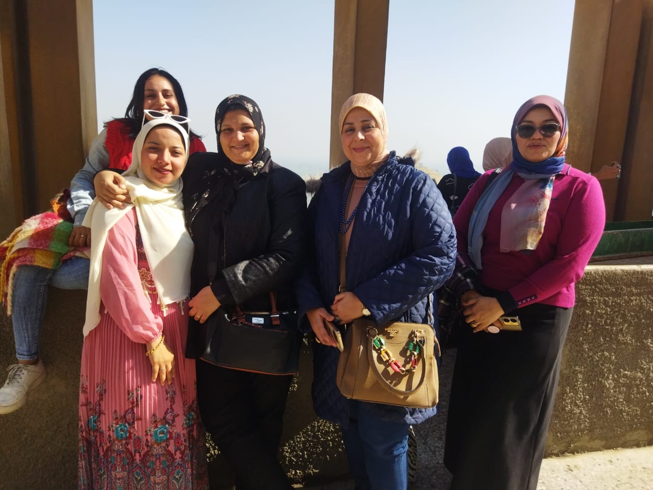 طلاب وطالبات تربية نوعية بأسيوط أثناء تشجيع السياحة