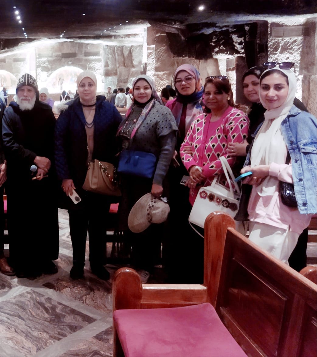 طلاب وطالبات تربية نوعية بأسيوط أثناء تشجيع السياحة