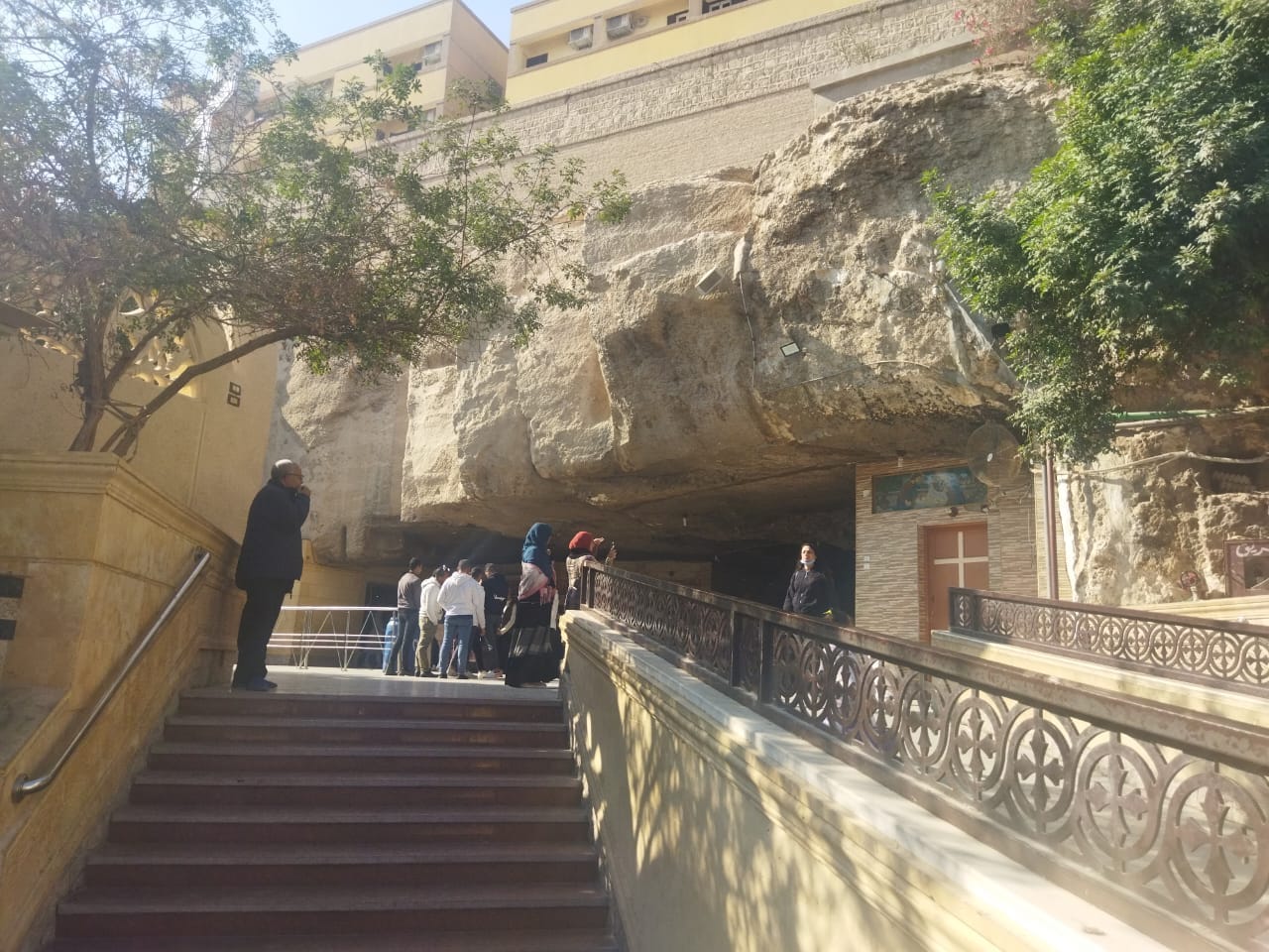 طلاب وطالبات تربية نوعية بأسيوط أثناء تشجيع السياحة