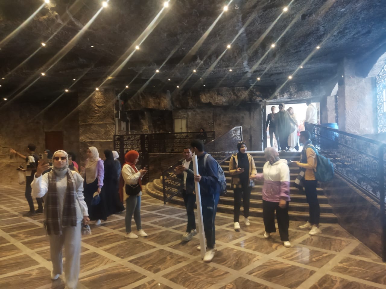 طلاب وطالبات تربية نوعية بأسيوط أثناء تشجيع السياحة