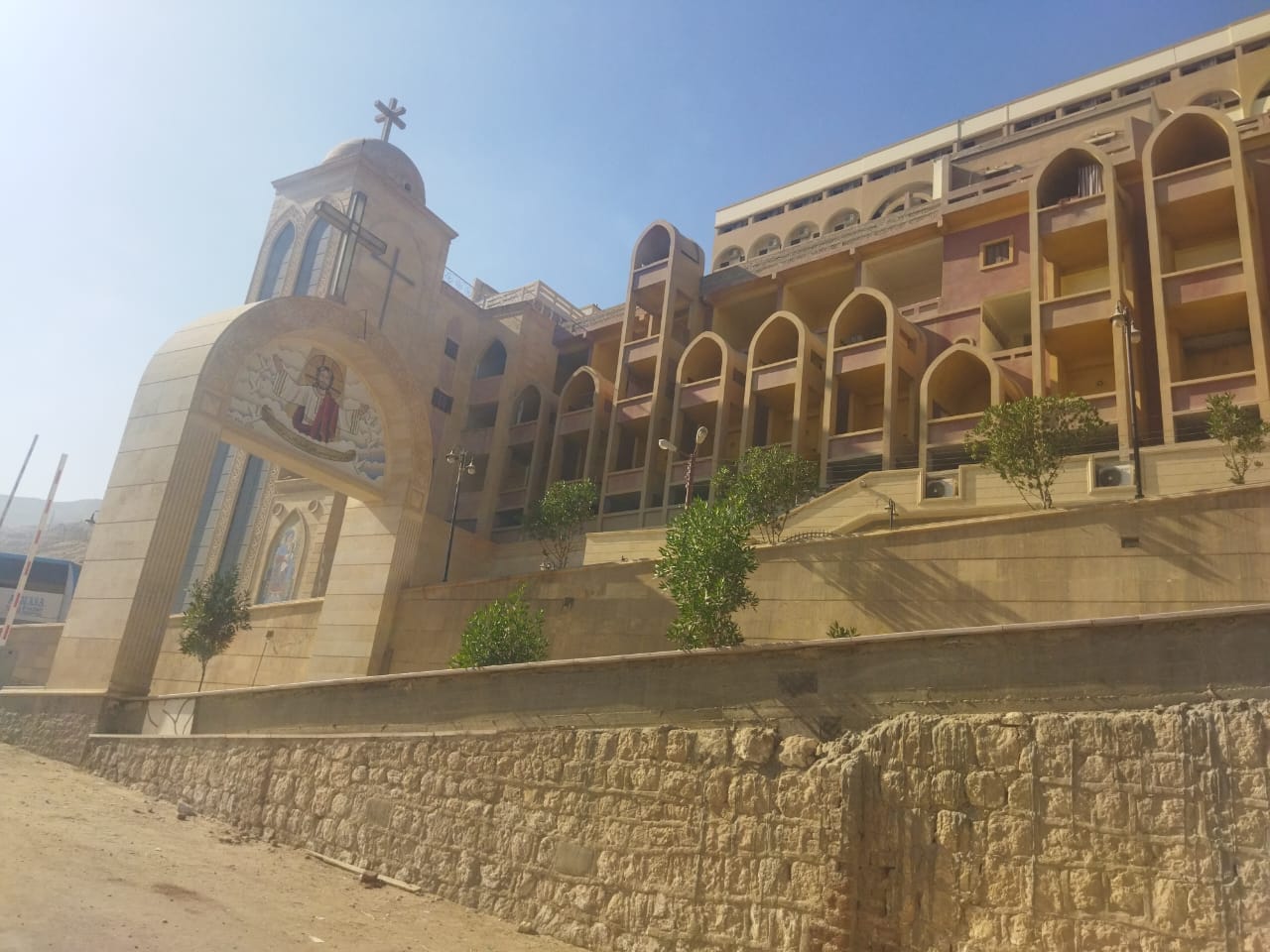 طلاب وطالبات تربية نوعية بأسيوط أثناء تشجيع السياحة