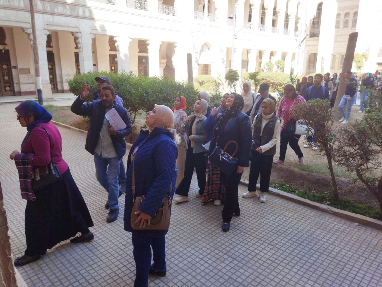 طلاب وطالبات تربية نوعية بأسيوط أثناء تشجيع السياحة