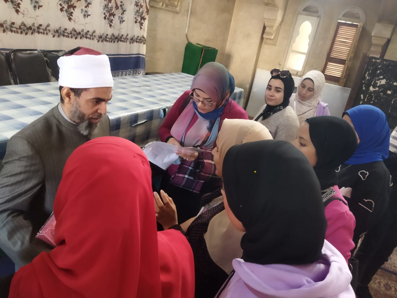 طلاب وطالبات تربية نوعية بأسيوط أثناء تشجيع السياحة