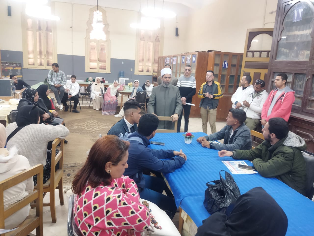 طلاب وطالبات تربية نوعية بأسيوط أثناء تشجيع السياحة