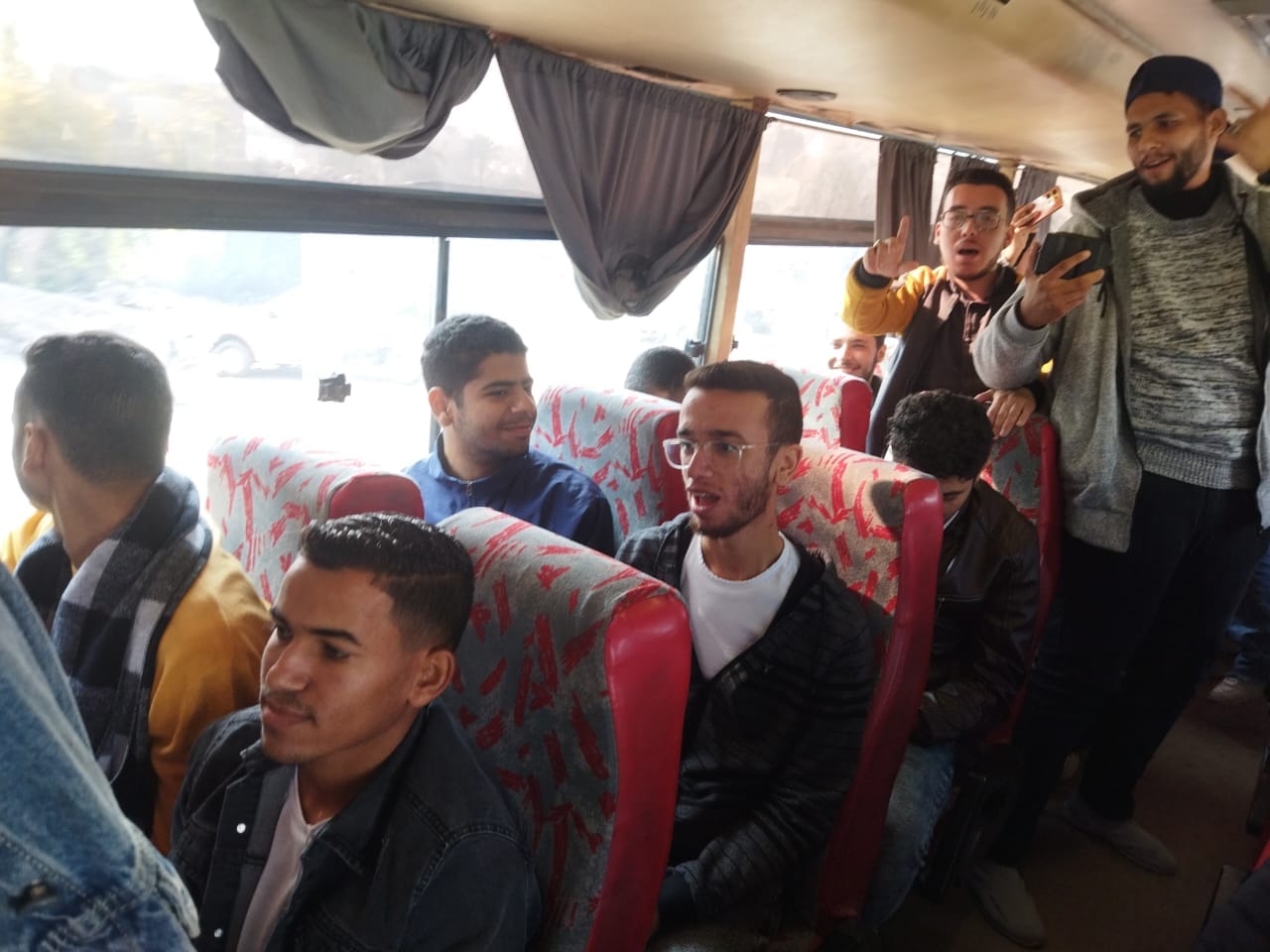 طلاب وطالبات تربية نوعية بأسيوط أثناء تشجيع السياحة