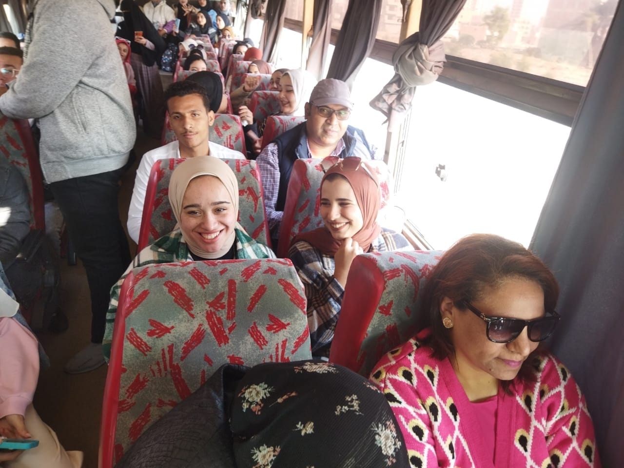 طلاب وطالبات تربية نوعية بأسيوط أثناء تشجيع السياحة