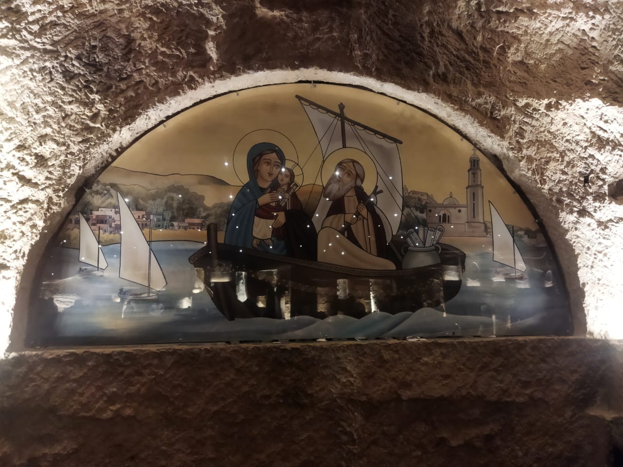 طلاب وطالبات تربية نوعية بأسيوط أثناء تشجيع السياحة