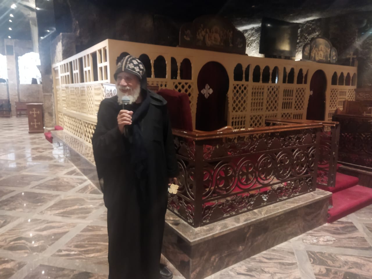 طلاب وطالبات تربية نوعية بأسيوط أثناء تشجيع السياحة