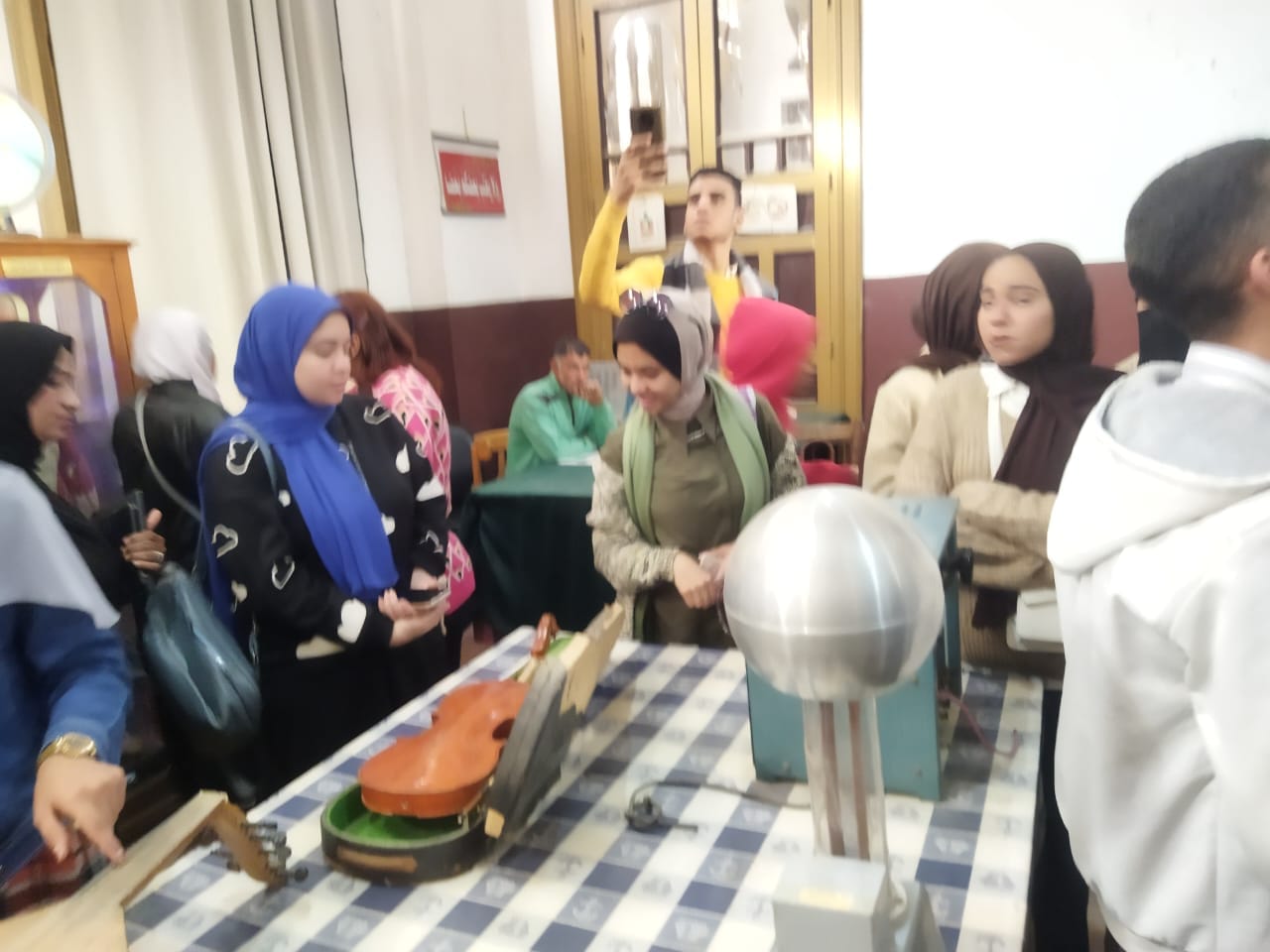 طلاب وطالبات تربية نوعية بأسيوط أثناء تشجيع السياحة