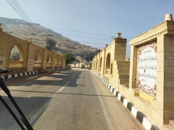 طلاب وطالبات تربية نوعية بأسيوط أثناء تشجيع السياحة