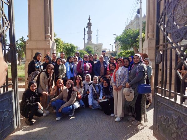 طلاب وطالبات تربية نوعية بأسيوط أثناء تشجيع السياحة