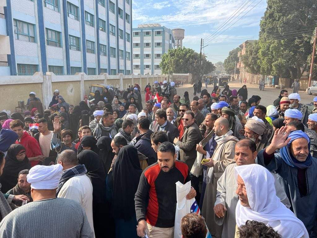 حشود المواطنين بأسيوط