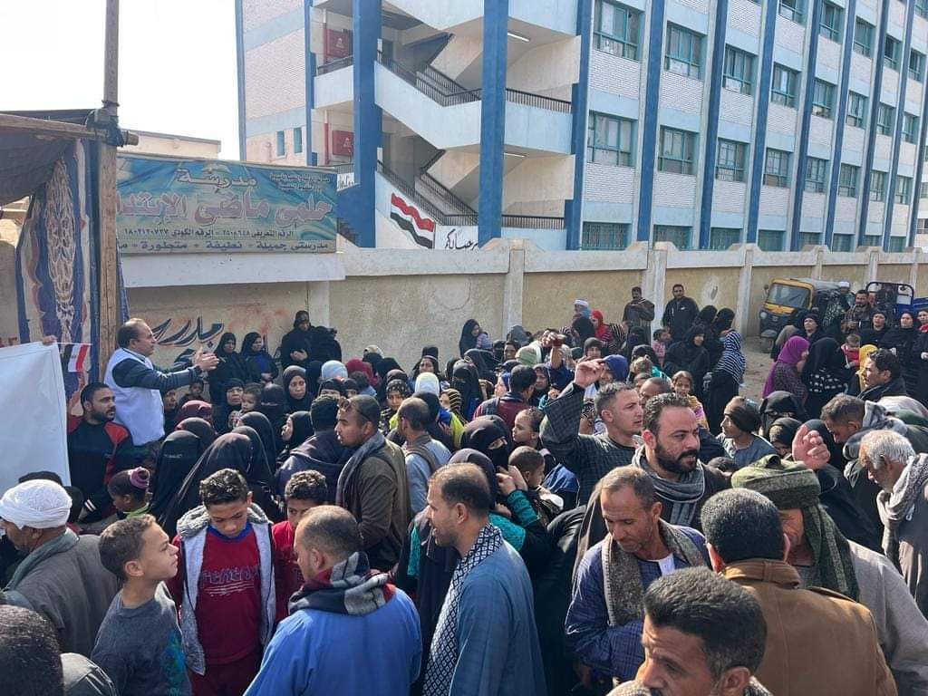 حشود المواطنين بأسيوط