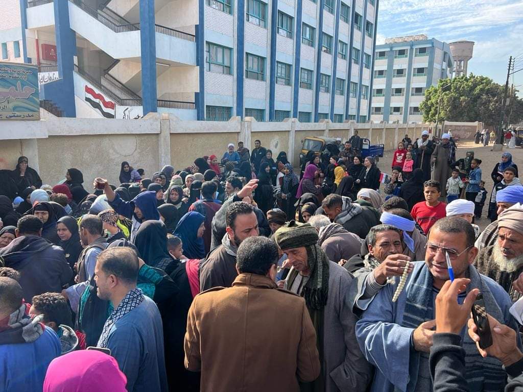 حشود المواطنين بأسيوط