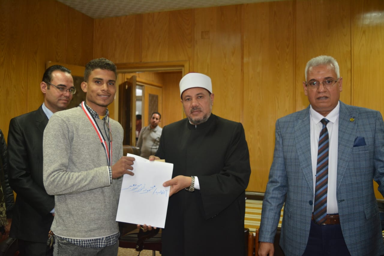 تكريم طلاب جامعة الأزهر بأسيوط ذوي الهمم
