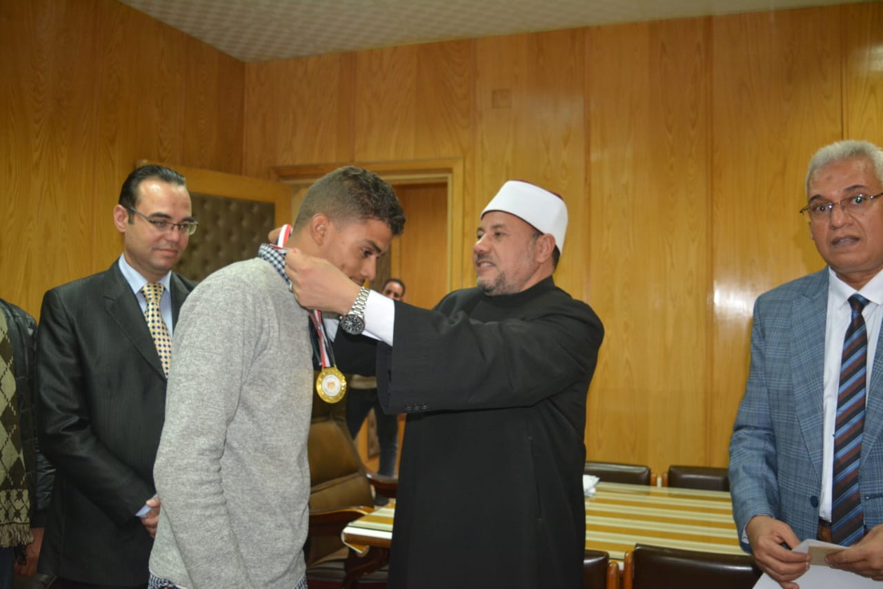 تكريم طلاب جامعة الأزهر بأسيوط ذوي الهمم