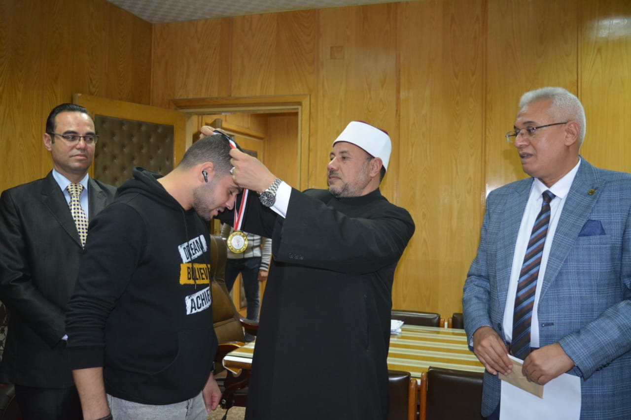 تكريم طلاب جامعة الأزهر بأسيوط ذوي الهمم