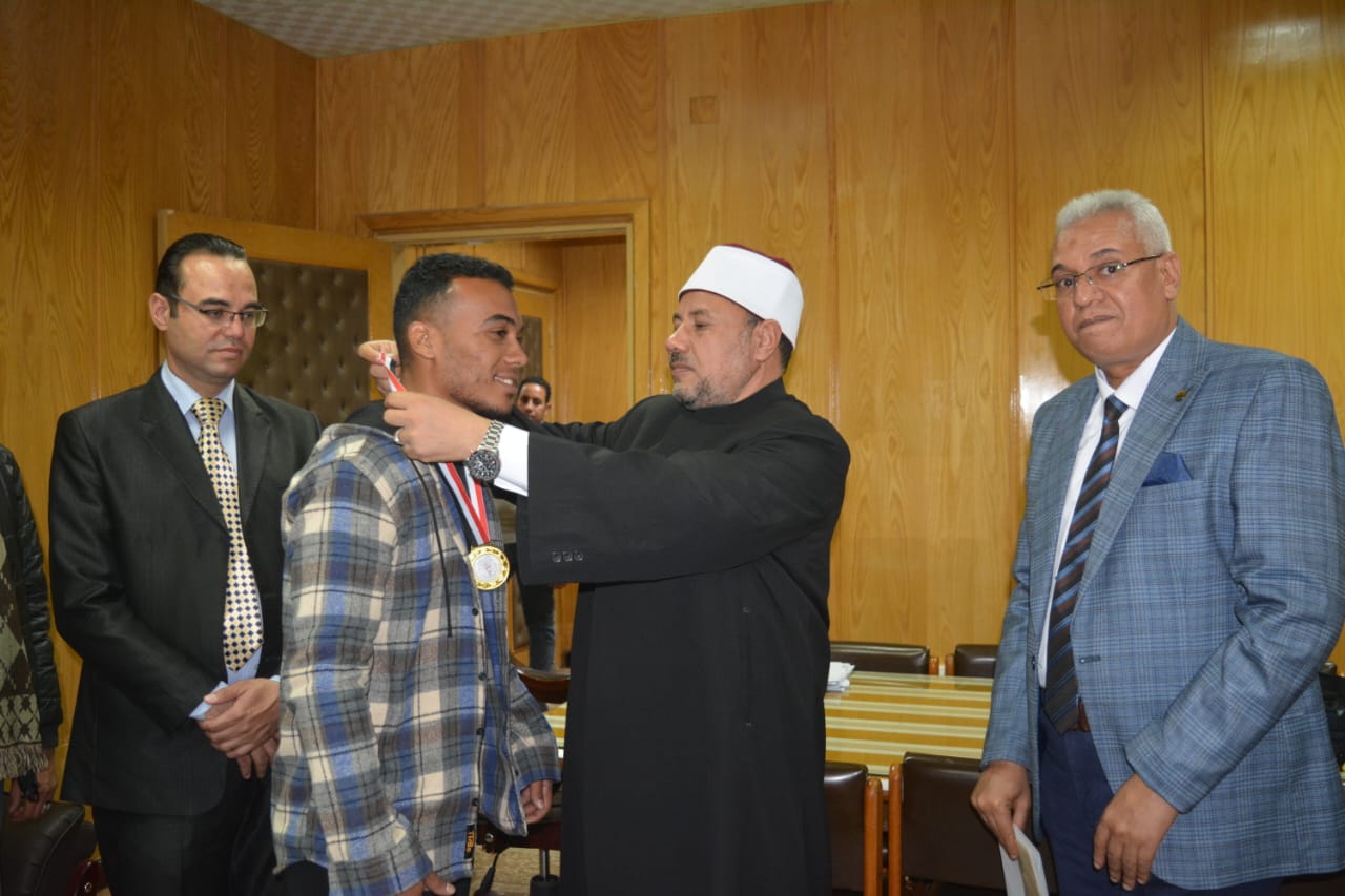 تكريم طلاب جامعة الأزهر بأسيوط ذوي الهمم