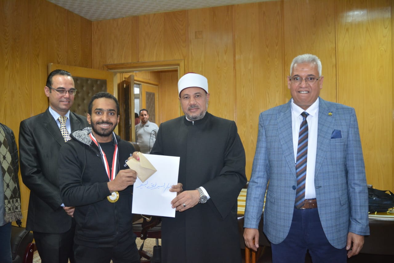 تكريم طلاب جامعة الأزهر بأسيوط ذوي الهمم