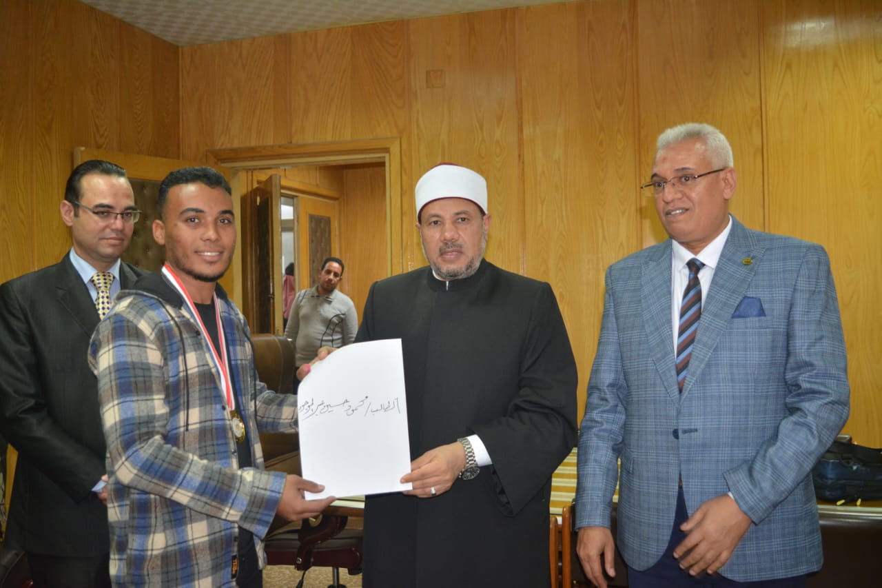 تكريم طلاب جامعة الأزهر بأسيوط ذوي الهمم