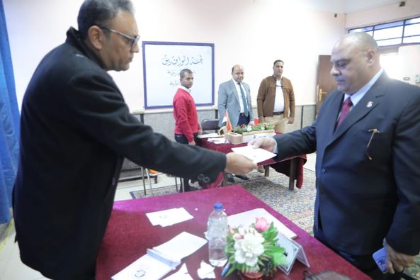 وكيل التعليم بالوادي الجديد يدلي بصوتة