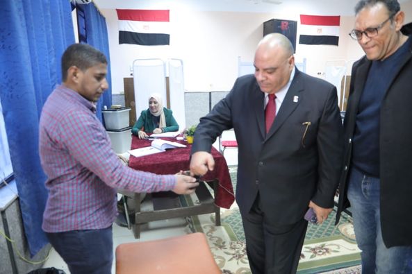 وكيل التعليم بالوادي الجديد يدلي بصوتة